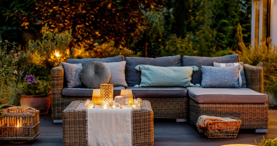 gemütliche Terrasse bei Kerzenlicht