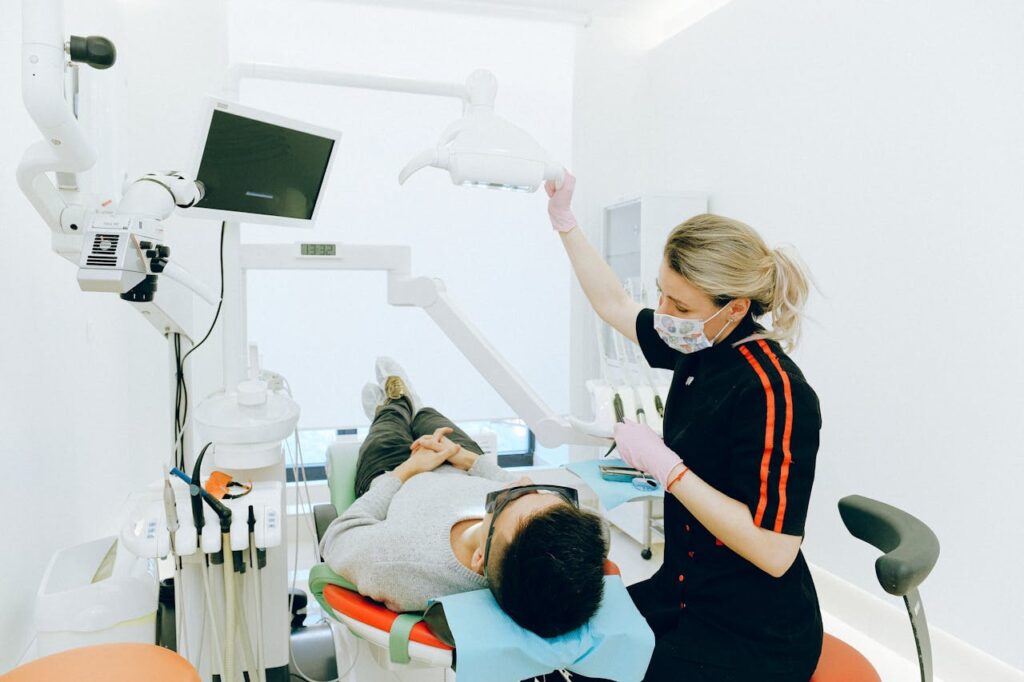 Mann sitzt auf einem Zahnarztstuhl zum Bleaching